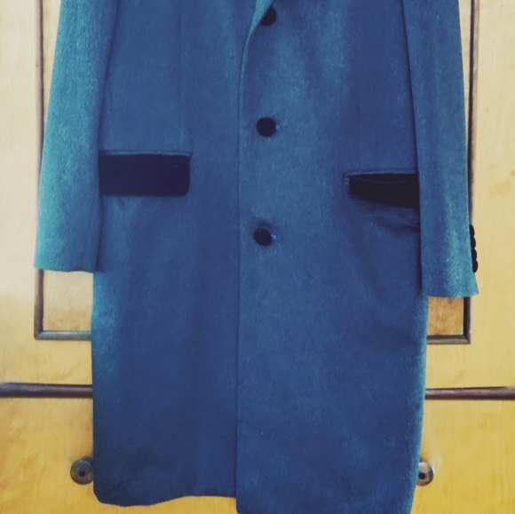 Like new 100% cashmere,charcoal men's coat, appx sz 38-40. Custom made. - Picture 3 of 8